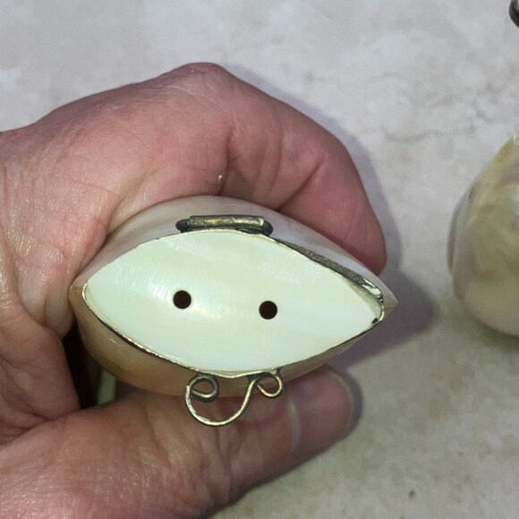 Vintage Two's Company Mother of Pearl Salt & Pepper Shakers Hinged India 1960’s - Picture 6 of 10